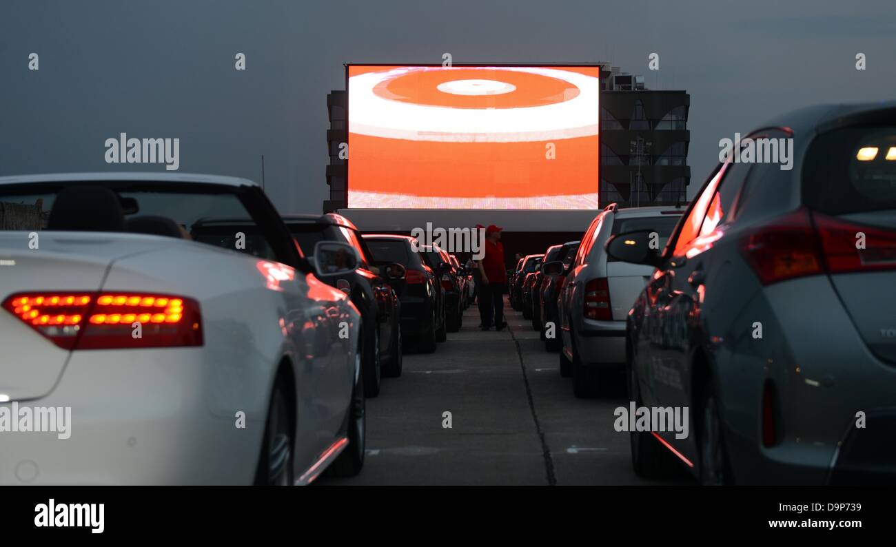 Le macchine vengono parcheggiate al drive-in Theatre Audi Cinema urbano situato presso il fiume Sprea a Berlino, Germania, 20 giugno 2013. Foto: Jens Kalaene Foto Stock