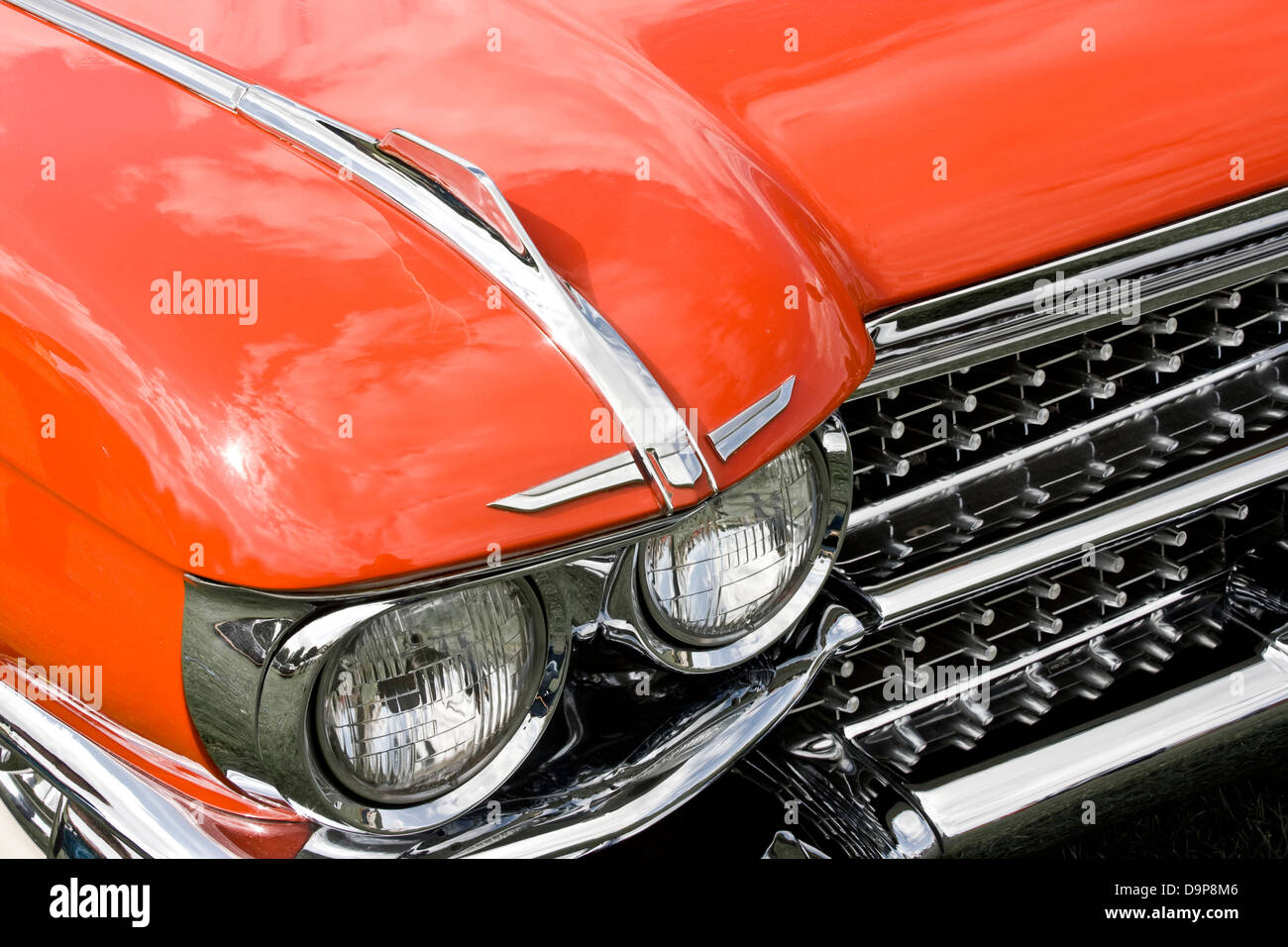 American Classic Car 1959 red Cadillac Coupe de Ville ala anteriore luci luci cofano verniciatura cofano dettaglio Foto Stock