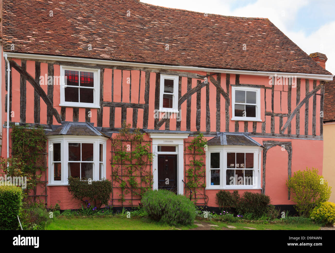 Vecchio Cordwainers cottage in legno rosa Tudor House anteriore nel borgo medievale di Lavenham, Suffolk, Inghilterra, Regno Unito, Gran Bretagna Foto Stock