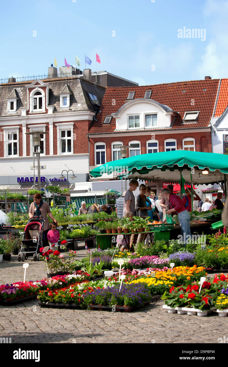 Luogo di mercato della città portuale Husum nel nord della Germania con le persone Foto Stock