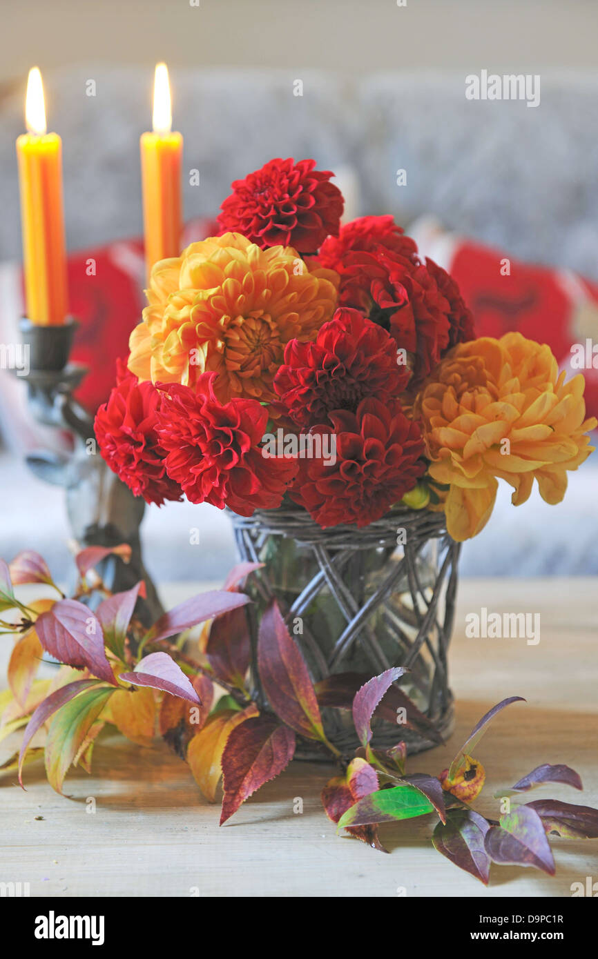 Mazzo di fiori, ramo e candele Foto Stock