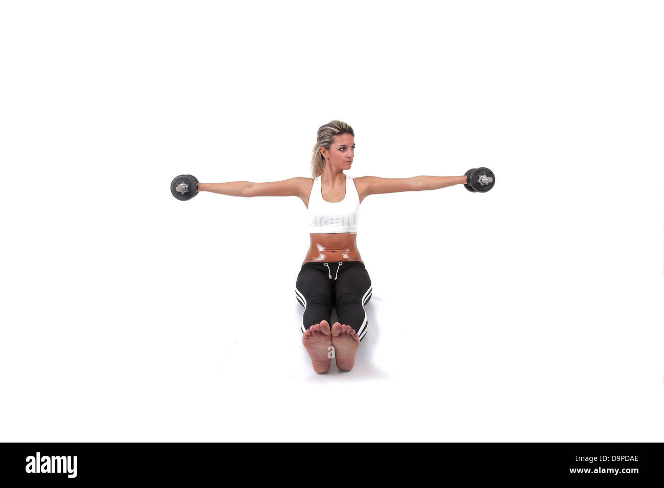 Donna Fitness esercizio in studio di sollevamento pesi giacente white Foto Stock