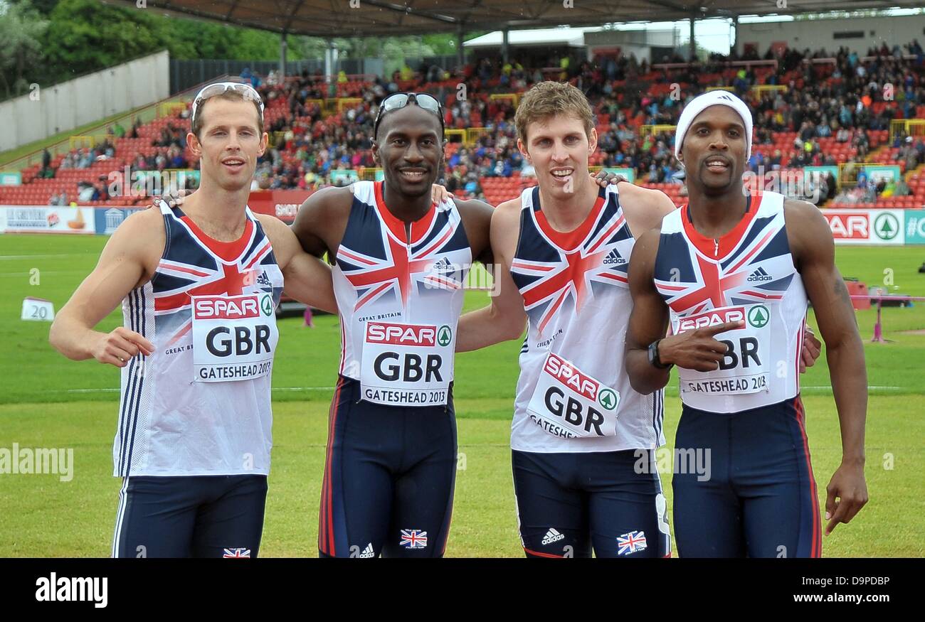 Gateshead. Tyne and Wear. Regno Unito. Il 23 giugno, 2013. Grande Britains (GBR) 4 x 400m mens team celebrare. (L a r) Rhys Williams, Michael Bingham, Richard Buck e Conrad Williams. Giorno 2. Il Team Europeo di Atletica. Gateshead. Tyne and Wear. Regno Unito. Credito: Sport In immagini/Alamy Live News Foto Stock