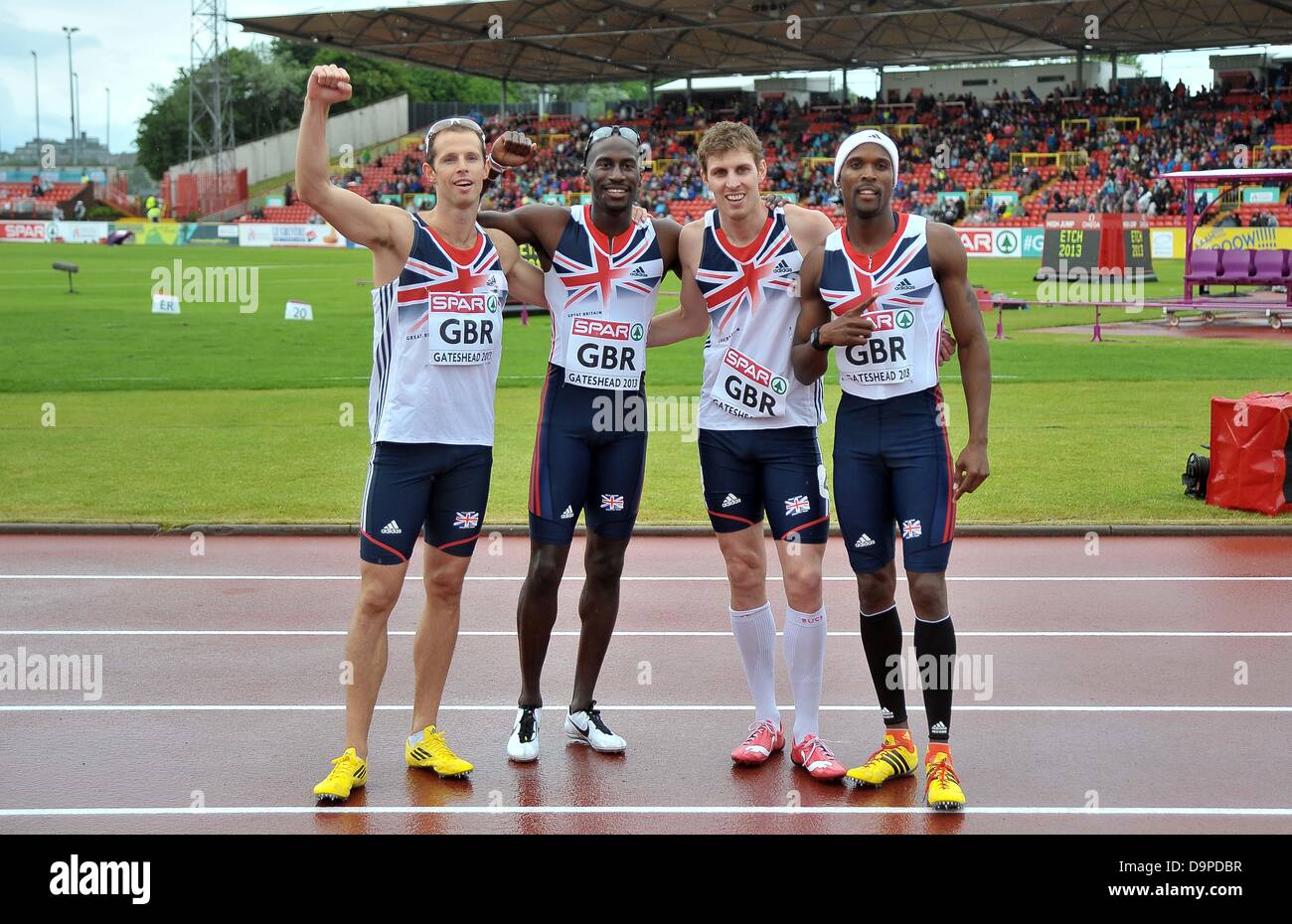 Gateshead. Tyne and Wear. Regno Unito. Il 23 giugno, 2013. Grande Britains (GBR) 4 x 400m mens team celebrare. (L a r) Rhys Williams, Michael Bingham, Richard Buck e Conrad Williams. Giorno 2. Il Team Europeo di Atletica. Gateshead. Tyne and Wear. Regno Unito. Credito: Sport In immagini/Alamy Live News Foto Stock