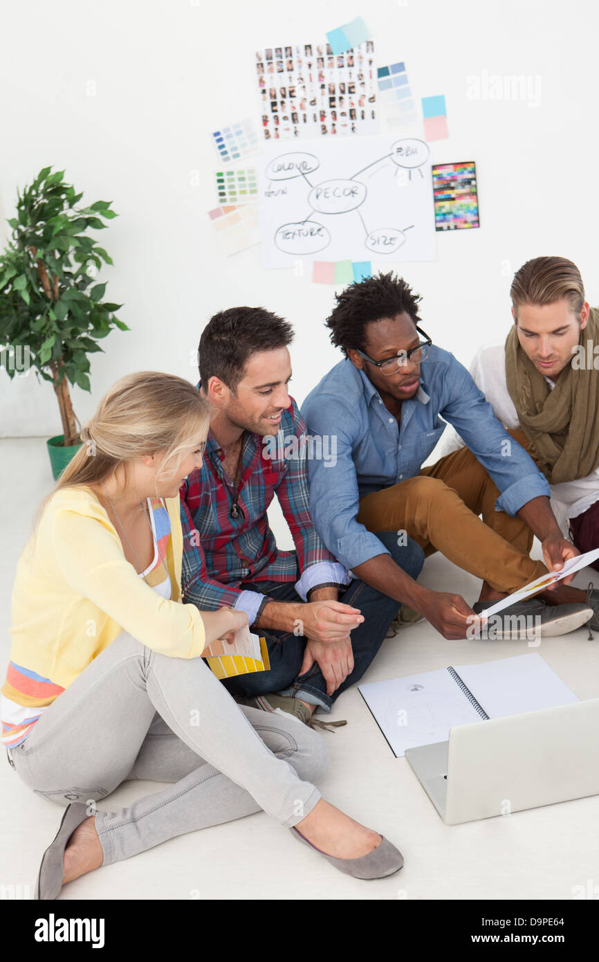 Dinamico team di progettisti creativi sabato sul pavimento Foto Stock