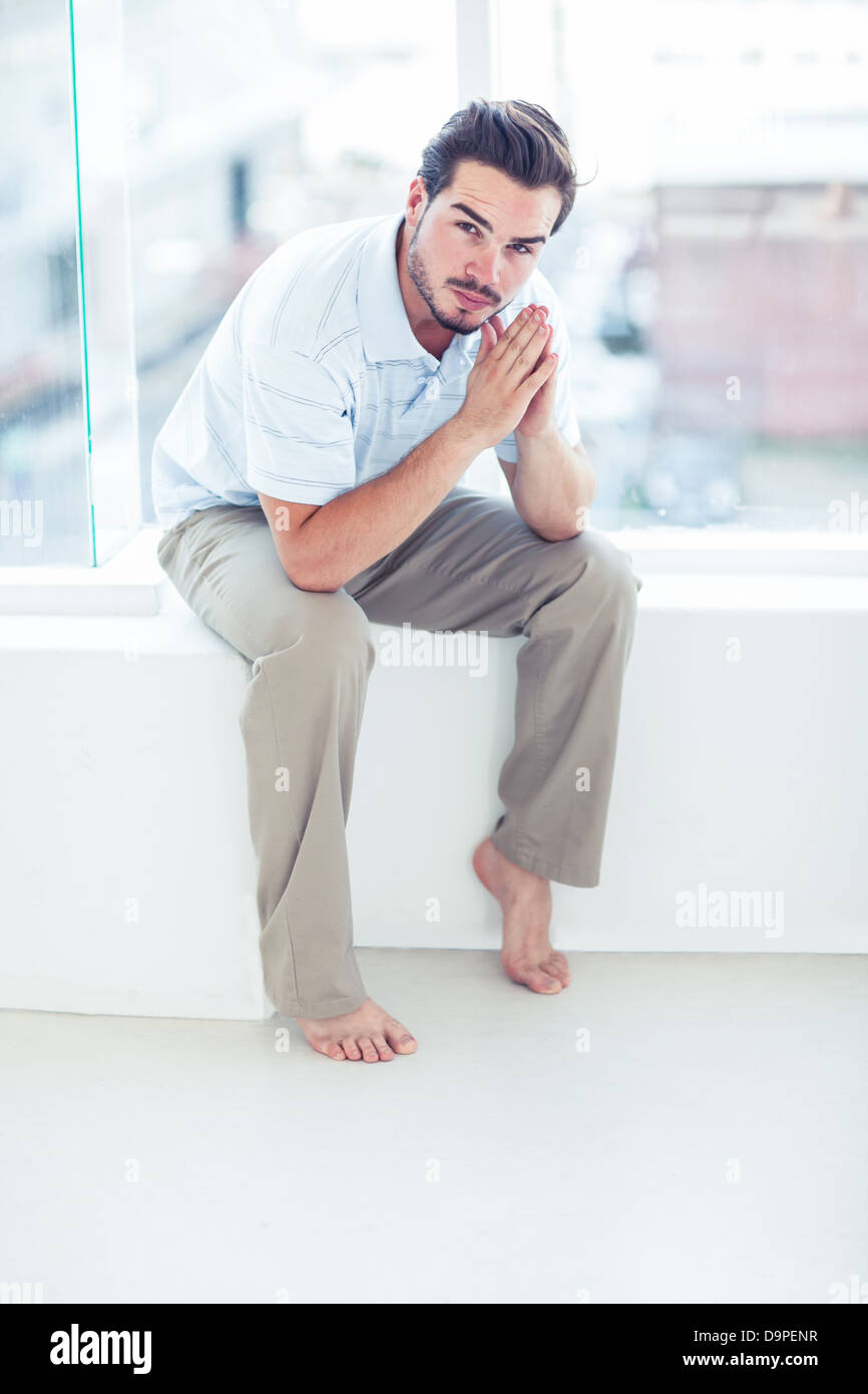 Uomo bello guardare ansioso Foto Stock