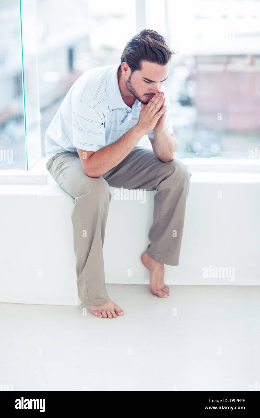 Ansiosi bel uomo seduto Foto Stock