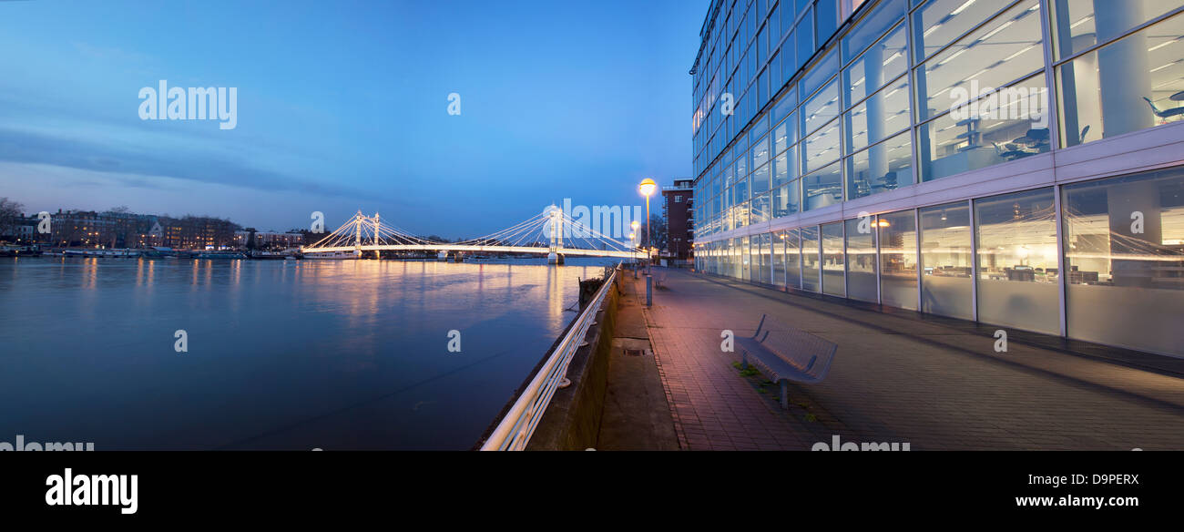 Albert ponte sul fiume Tamigi di notte,vista dalla banca del sud verso Chelsea,Londra,Inghilterra Foto Stock