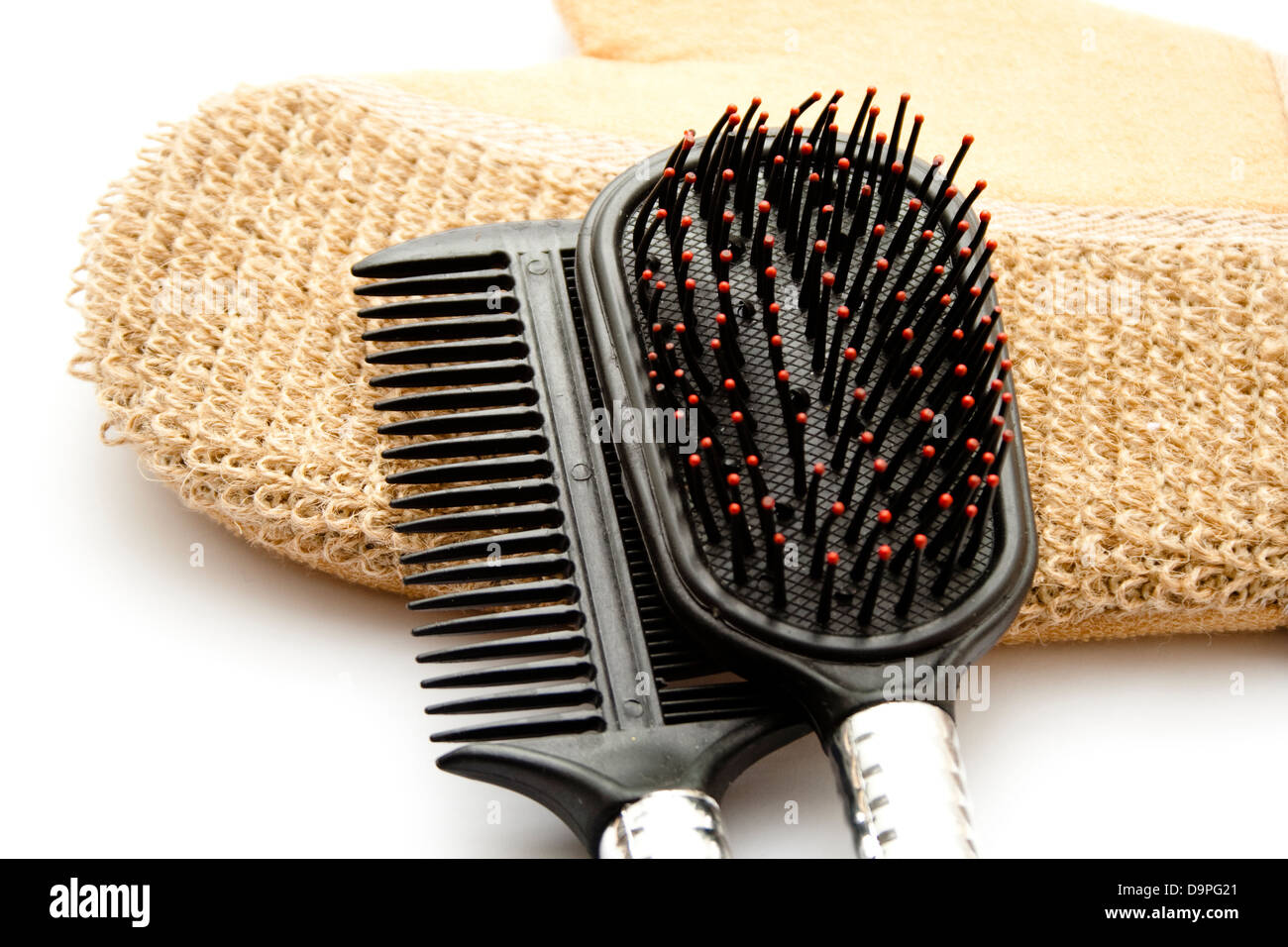 Spazzola per capelli diversi sul guanto massaggio Foto Stock