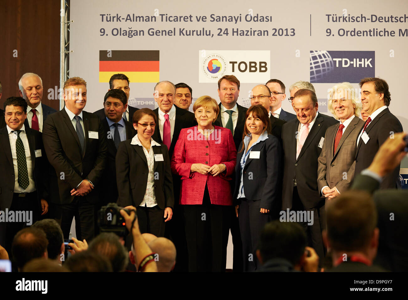 Berlino, Germania. Il 24 giugno 2013. Angela Merkel, Cancelliere tedesco, hanno partecipato all'Assemblea generale dell'Turkish-German Camera di Industria e commercio con un discorso sulle relazioni commerciali tra i due paesi al Haus der Deutschen Wirtschaft a Berlino. Foto: foto di famiglia con menbers della camera e la Merkel. Credito: Reynaldo Chaib Paganelli/Alamy Live News Foto Stock