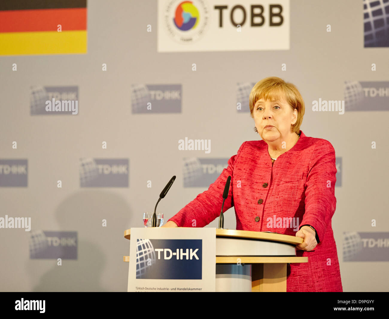 Berlino, Germania. Il 24 giugno 2013. Angela Merkel, Cancelliere tedesco, hanno partecipato all'Assemblea generale dell'Turkish-German Camera di Industria e commercio con un discorso sulle relazioni commerciali tra i due paesi al Haus der Deutschen Wirtschaft a Berlino. Immagine: Angela Merkel (CDU), il Cancelliere tedesco, durante il suo discorso all Assemblea Generale della Turkish-German della Camera di Commercio e Industria di Berlino. Credito: Reynaldo Chaib Paganelli/Alamy Live News Foto Stock