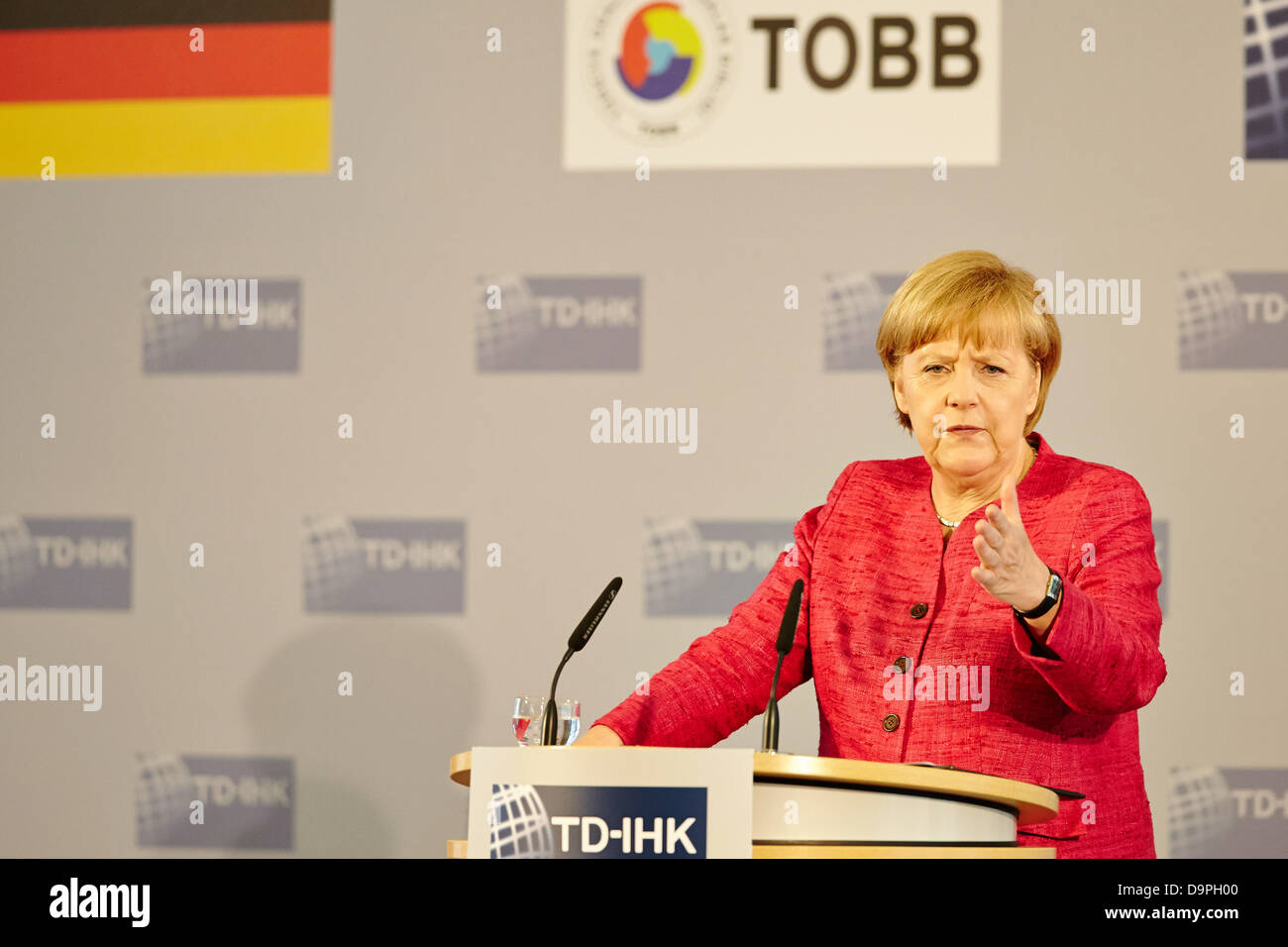 Berlino, Germania. Il 24 giugno 2013. Angela Merkel, Cancelliere tedesco, hanno partecipato all'Assemblea generale dell'Turkish-German Camera di Industria e commercio con un discorso sulle relazioni commerciali tra i due paesi al Haus der Deutschen Wirtschaft a Berlino. Immagine: Angela Merkel (CDU), il Cancelliere tedesco, raffigurato all'Assemblea generale dell'Turkish-German della Camera di Commercio e Industria di Berlino. Credito: Reynaldo Chaib Paganelli/Alamy Live News Foto Stock