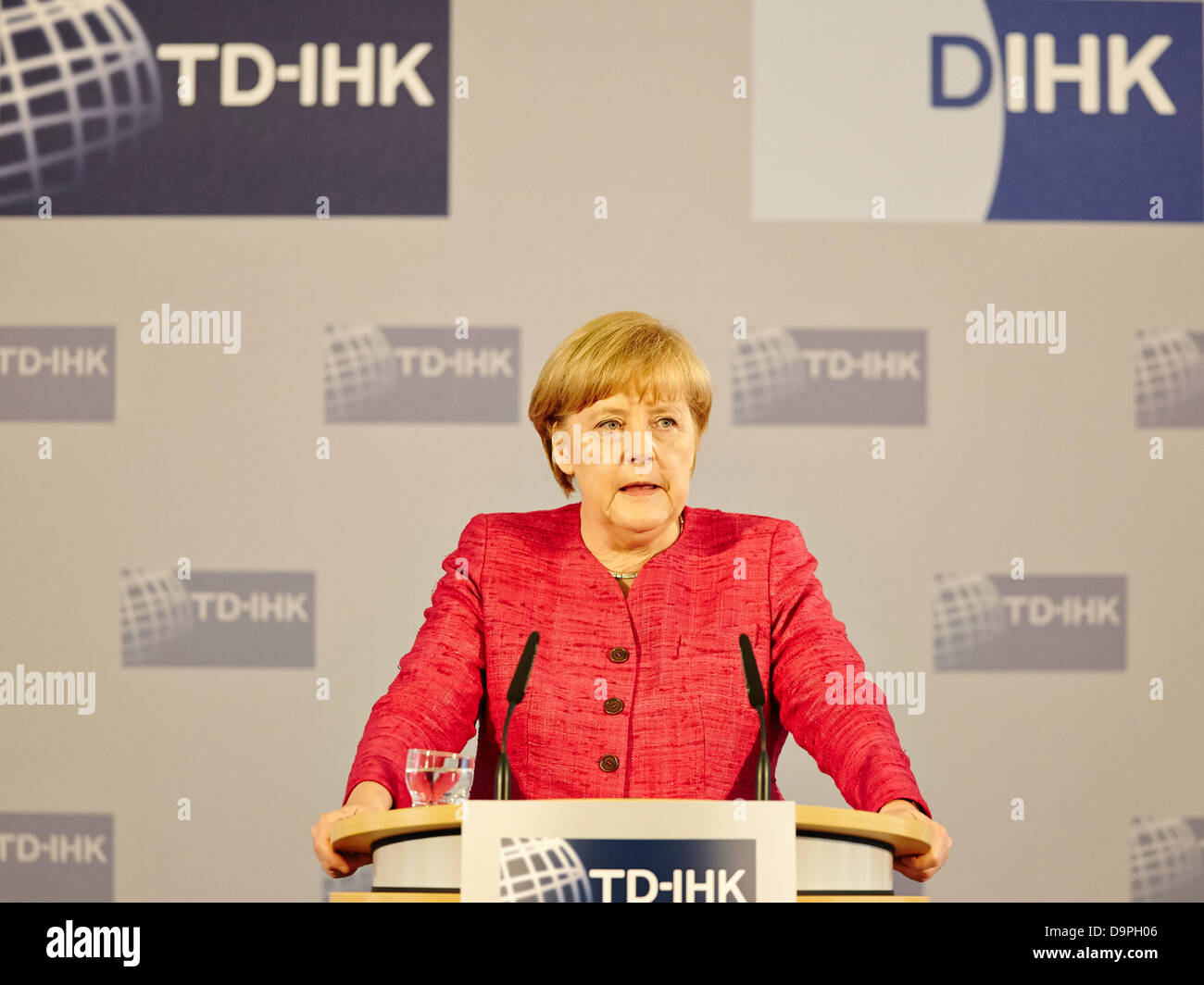 Berlino, Germania. Il 24 giugno 2013. Angela Merkel, Cancelliere tedesco, hanno partecipato all'Assemblea generale dell'Turkish-German Camera di Industria e commercio con un discorso sulle relazioni commerciali tra i due paesi al Haus der Deutschen Wirtschaft a Berlino. Immagine: Angela Merkel (CDU), il Cancelliere tedesco, raffigurato all'Assemblea generale dell'Turkish-German della Camera di Commercio e Industria di Berlino. Credito: Reynaldo Chaib Paganelli/Alamy Live News Foto Stock