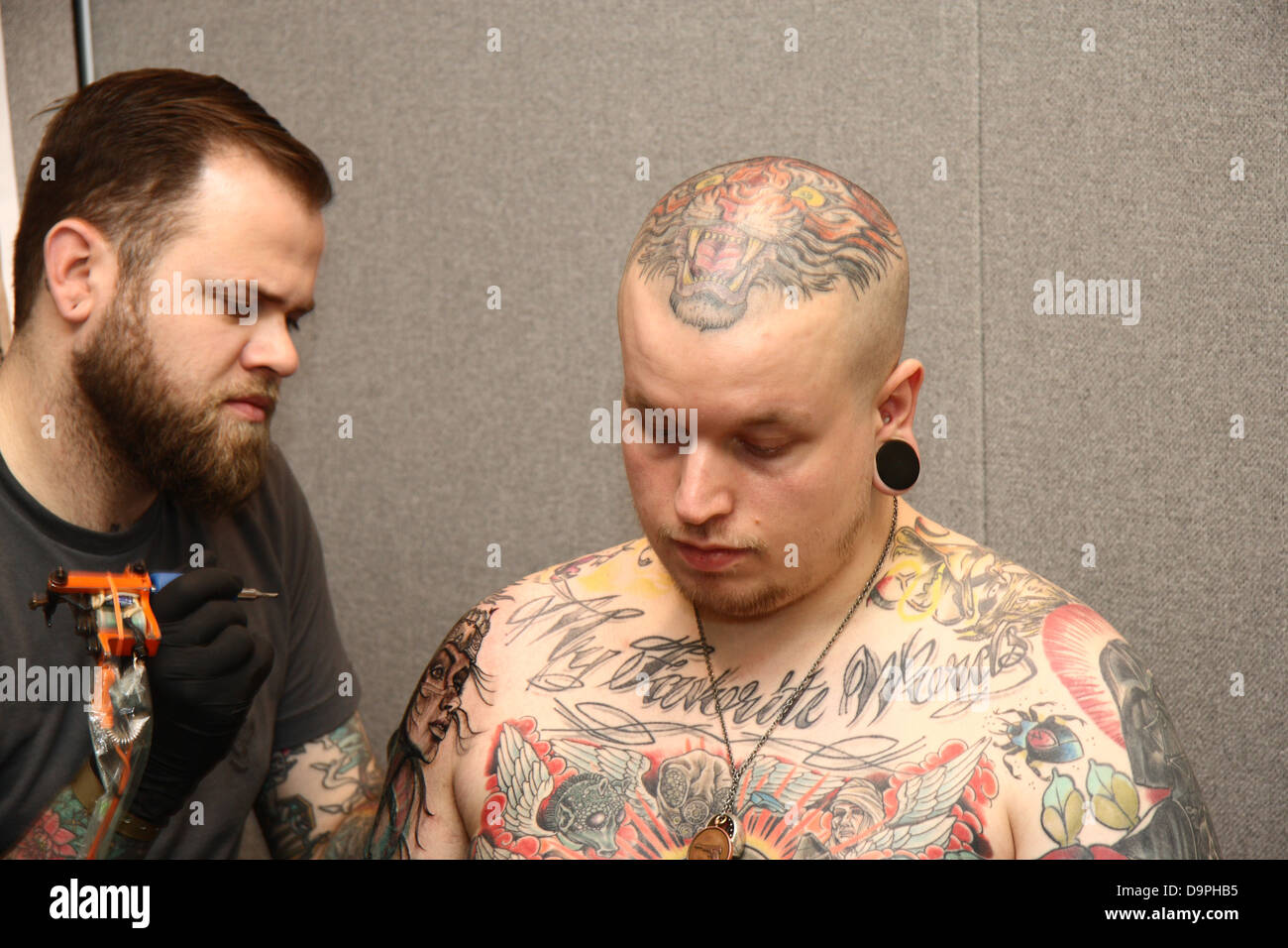 Tattooist funzionante a Brighton tattoo convention Foto Stock