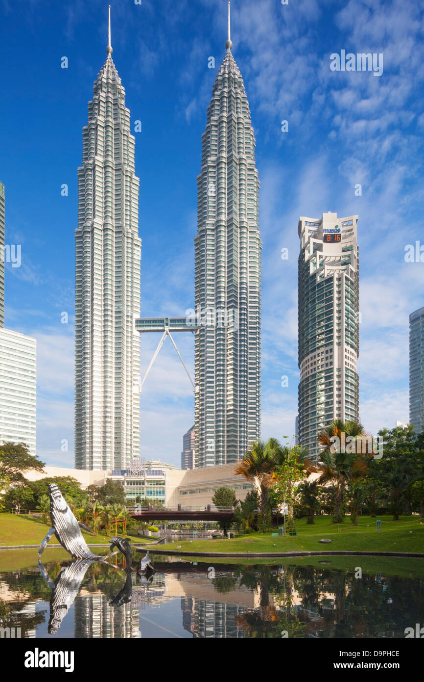 Parco KLCC e Petronas Twin Towers, Kuala Lumpur, Malesia Foto Stock