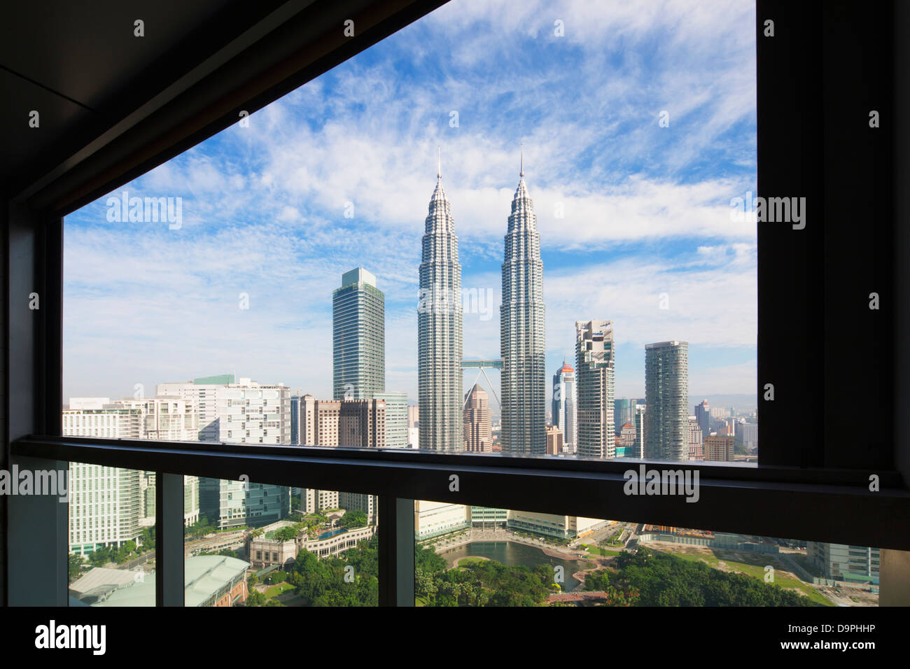 Vista delle Petronas Twin Towers e Kuala Lumpur attraverso una finestra, Kuala Lumpur, Malesia Foto Stock