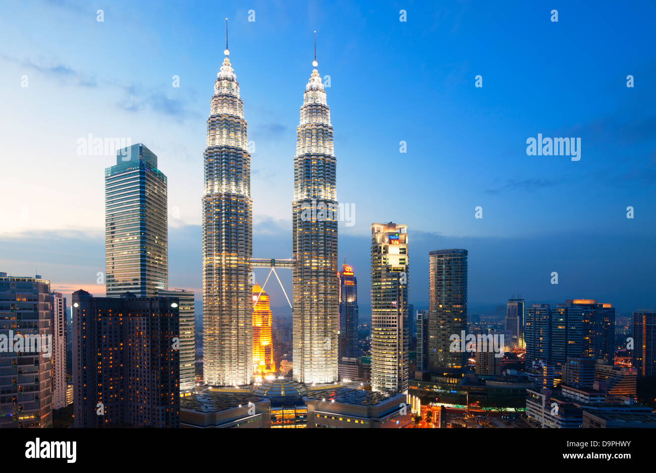 Petronas Twin Towers al crepuscolo, Kuala Lumpur, Malesia Foto Stock