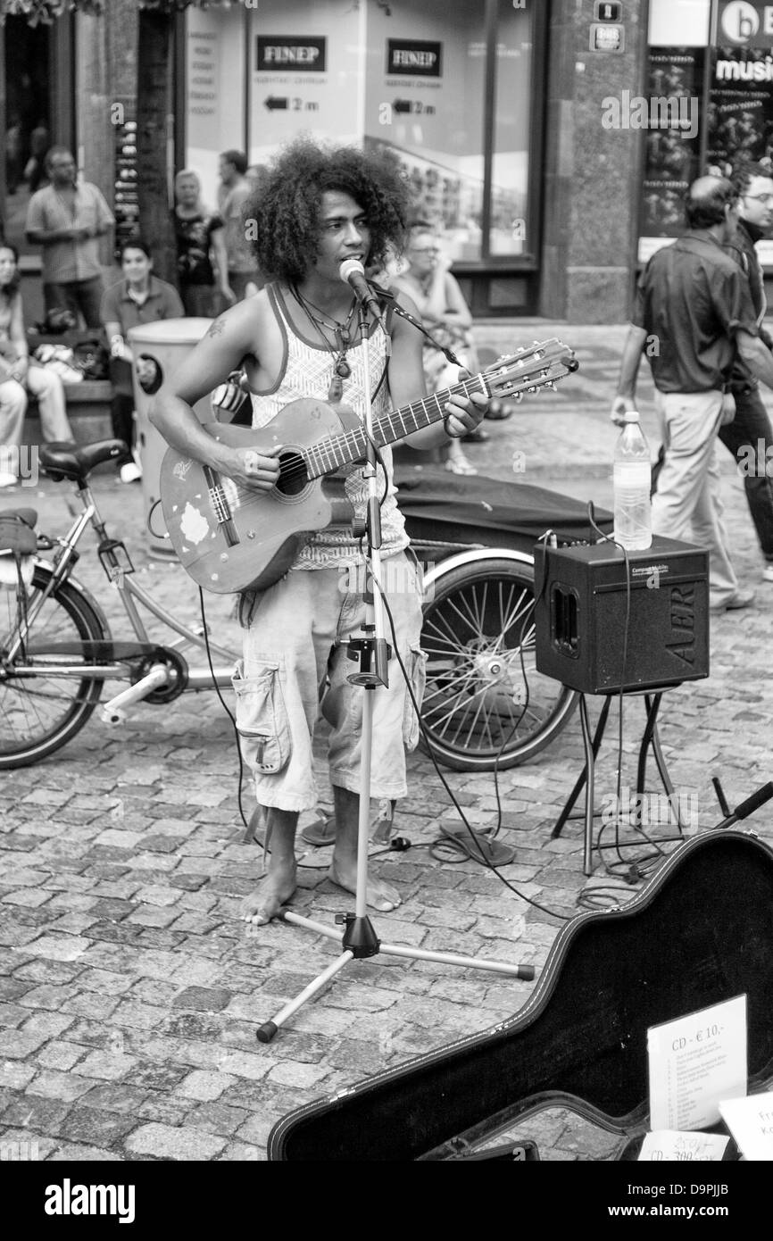 A piedi nudi musicista di strada con la chitarra Foto Stock