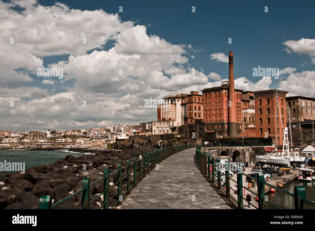 Torre del Greco (Napoli, Italia) - Una vista del porto e di Molini  Meridionali Marzoli Foto stock - Alamy