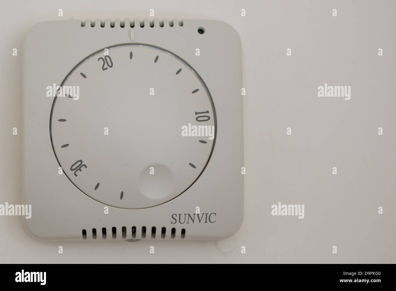 Un termostato a parete impostato a 18 gradi centigradi Foto Stock