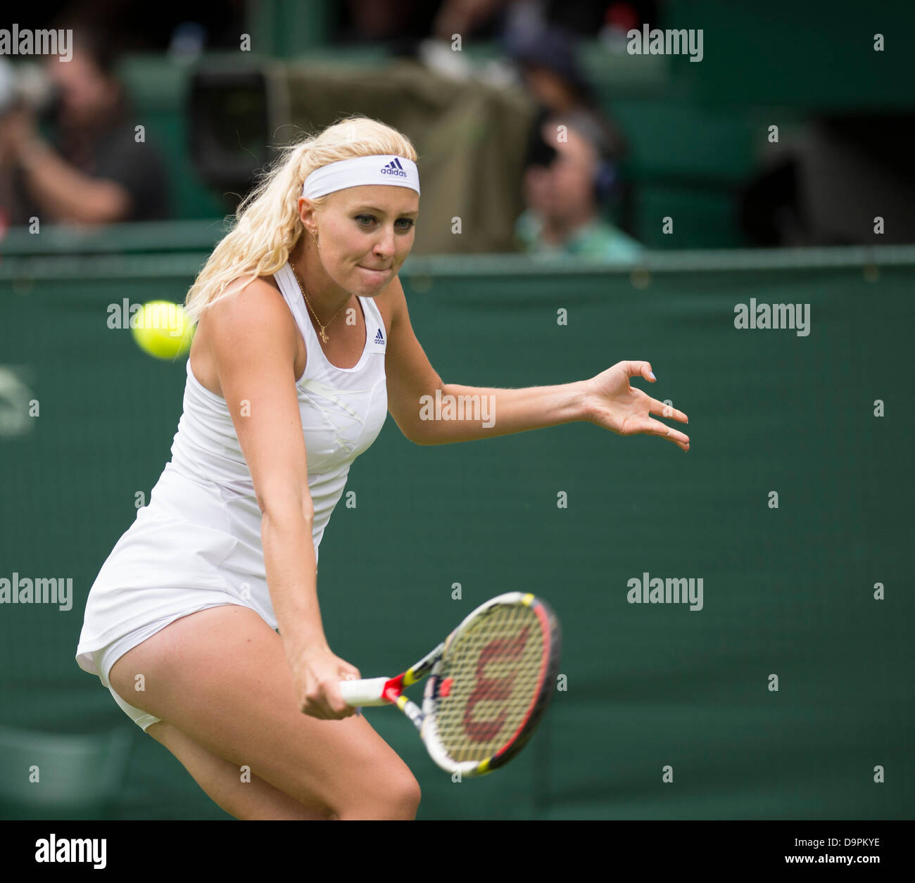 Londra, Regno Unito. Il 24 giugno 2013. Il torneo di Wimbledon Tennis Championships 2013 tenutosi presso il All England Lawn Tennis e Croquet Club di Londra, Inghilterra, Regno Unito. Kristina Mladenovic (FRA) v Maria Sharapova (RUS) [3] (indossare una visiera). Credito: Duncan Grove/Alamy Live News Foto Stock