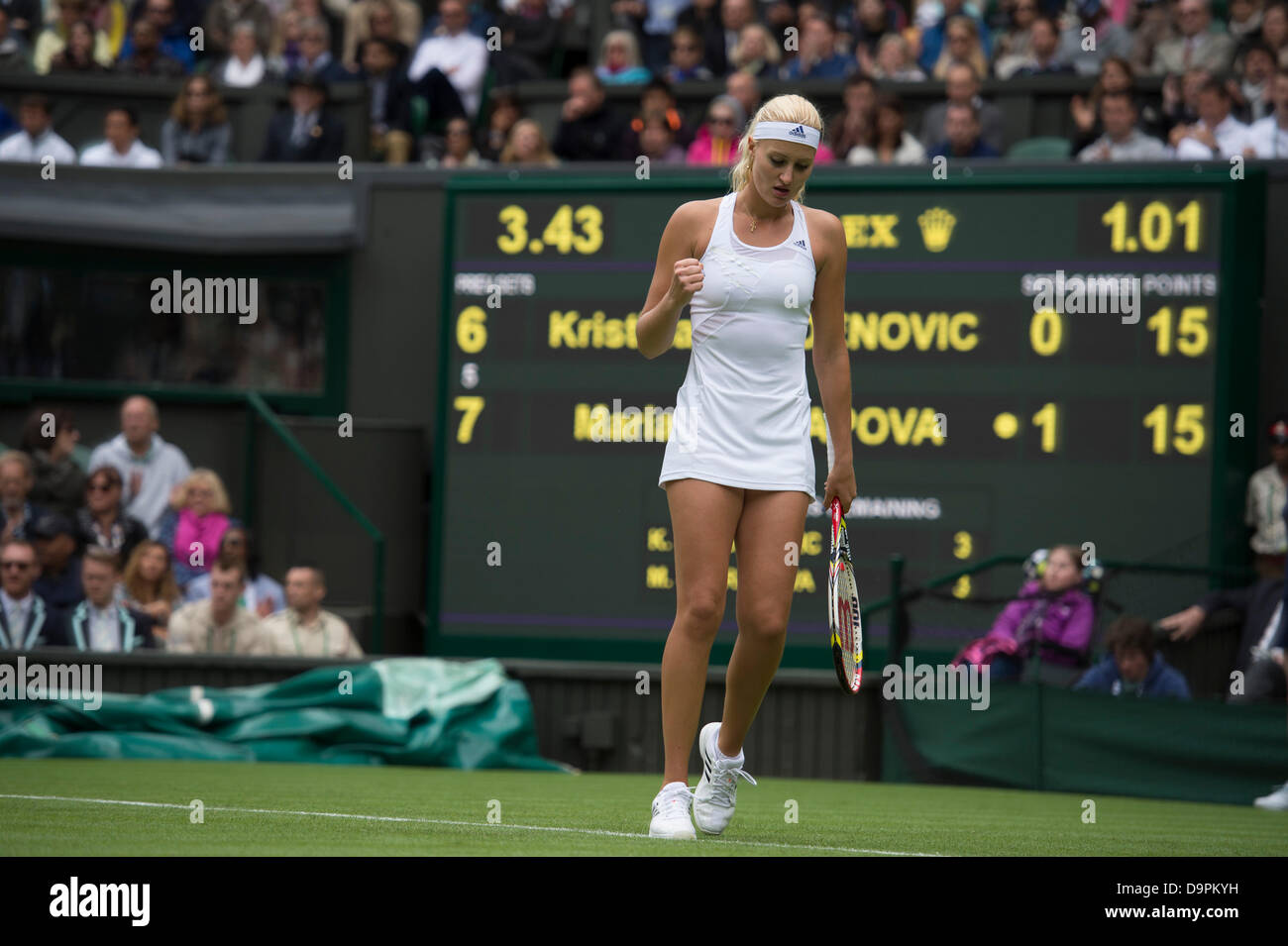 Londra, Regno Unito. Il 24 giugno 2013. Il torneo di Wimbledon Tennis Championships 2013 tenutosi presso il All England Lawn Tennis e Croquet Club di Londra, Inghilterra, Regno Unito. Kristina Mladenovic (FRA) v Maria Sharapova (RUS) [3] (indossare una visiera). Credito: Duncan Grove/Alamy Live News Foto Stock