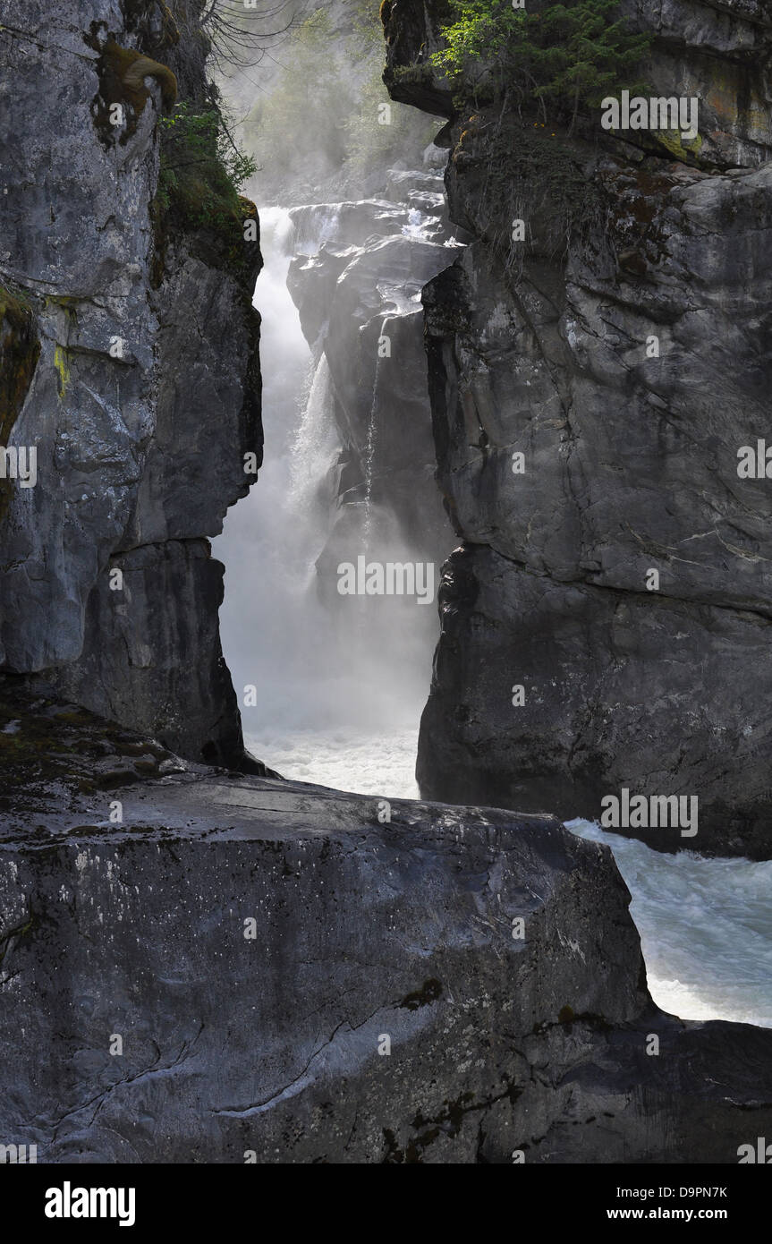 Nairn cade, Vancouver, BC, Canada. Cascata sparato attraverso una intercapedine rocciosi. Foto Stock