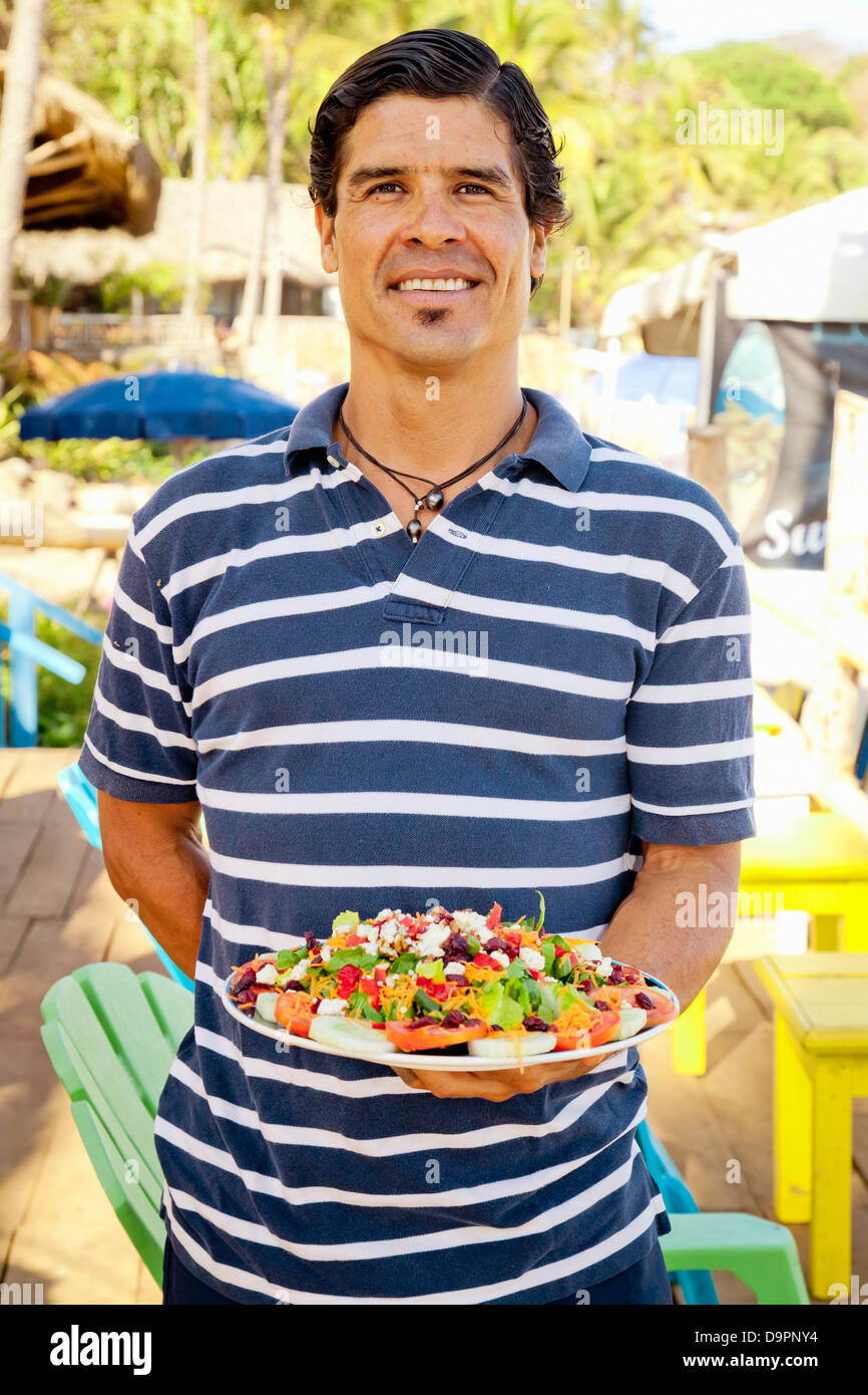 Uomo con piatto di cucina messicana Foto Stock