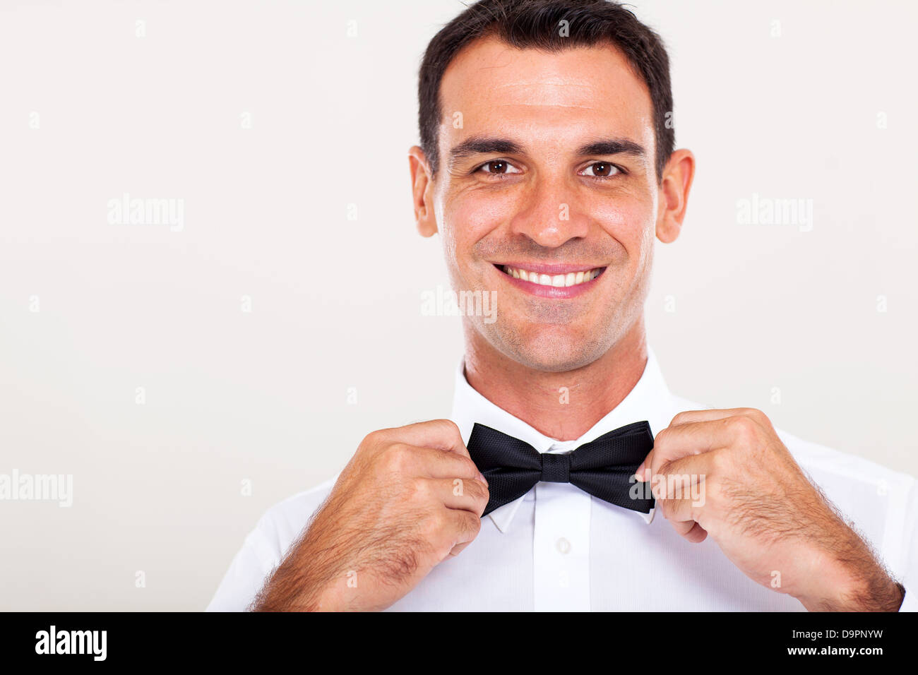 Bello il cameriere tenendo il filtro bow tie closeup Foto Stock