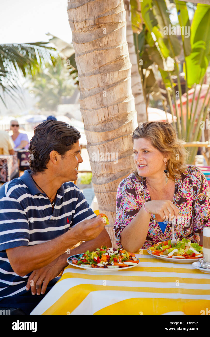L uomo e la donna a mangiare all'aperto caf Foto Stock