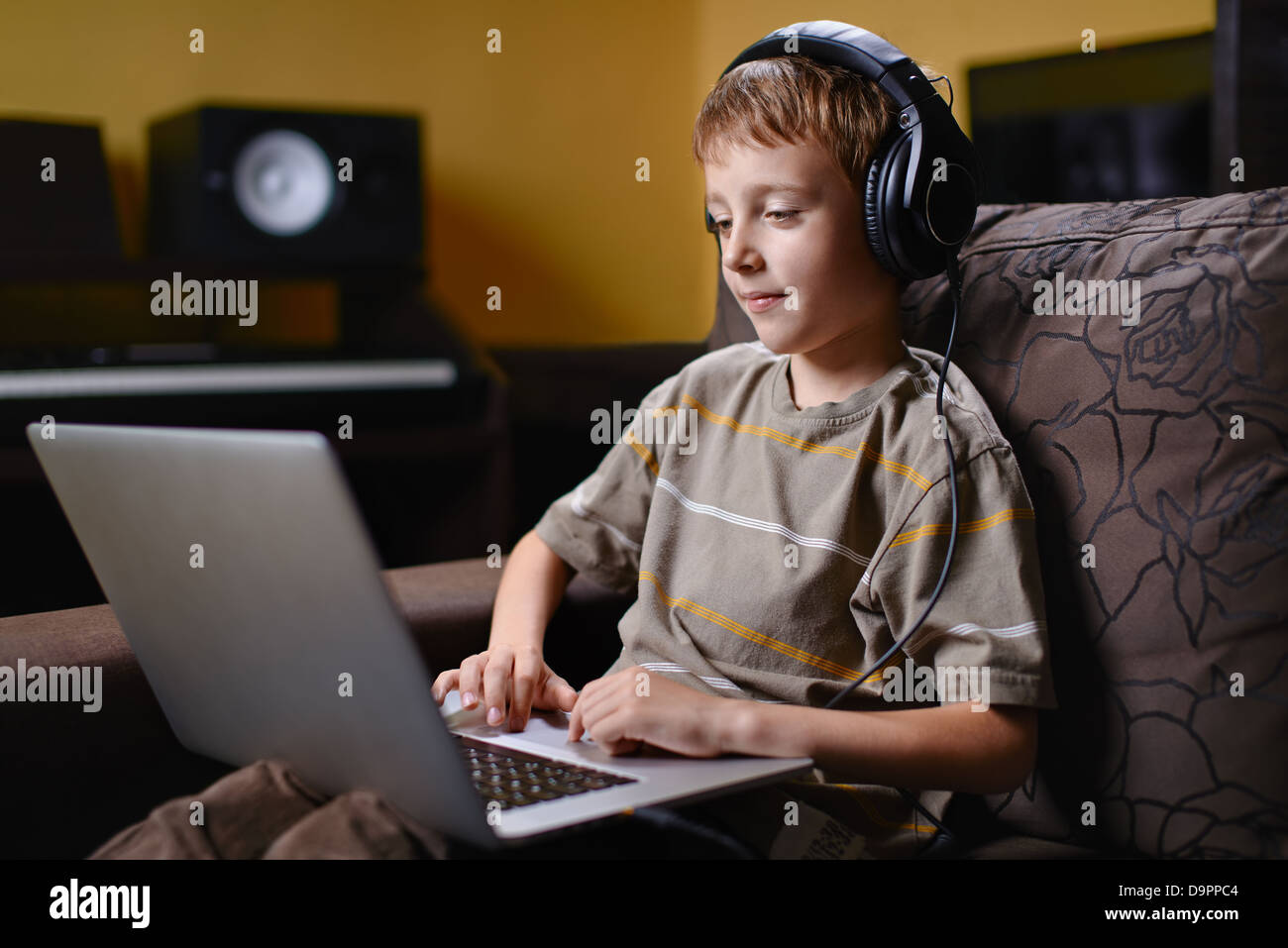 Ragazzo giovane per ascoltare musica e navigare in internet senza fili Foto Stock