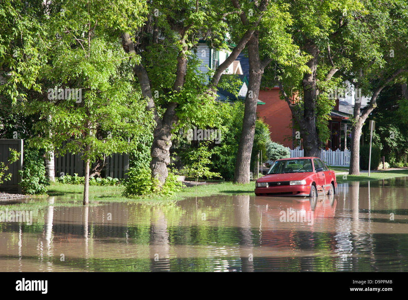 Sabato, Giugno 22, 2013. Un automobile intrappolata dalle acque alluvionali nel quartiere Sunnyside di Calgary, Alberta, Canada. Le forti piogge hanno causato inondazioni estreme nella città di prua e il gomito fiumi e portato alla dichiarazione dello stato di emergenza, l'EVACUAZIONE OBBLIGATORIA gli ordini per il centro cittadino di core e molte aree residenziali, le chiusure della strada e interruzioni di alimentazione. Foto Stock