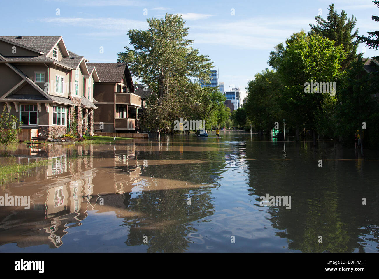 Sabato 22 giugno 2013. Una strada allagata nel quartiere Sunnyside di Calgary, Alberta, Canada. Forti piogge hanno causato inondazioni estreme in città' Foto Stock