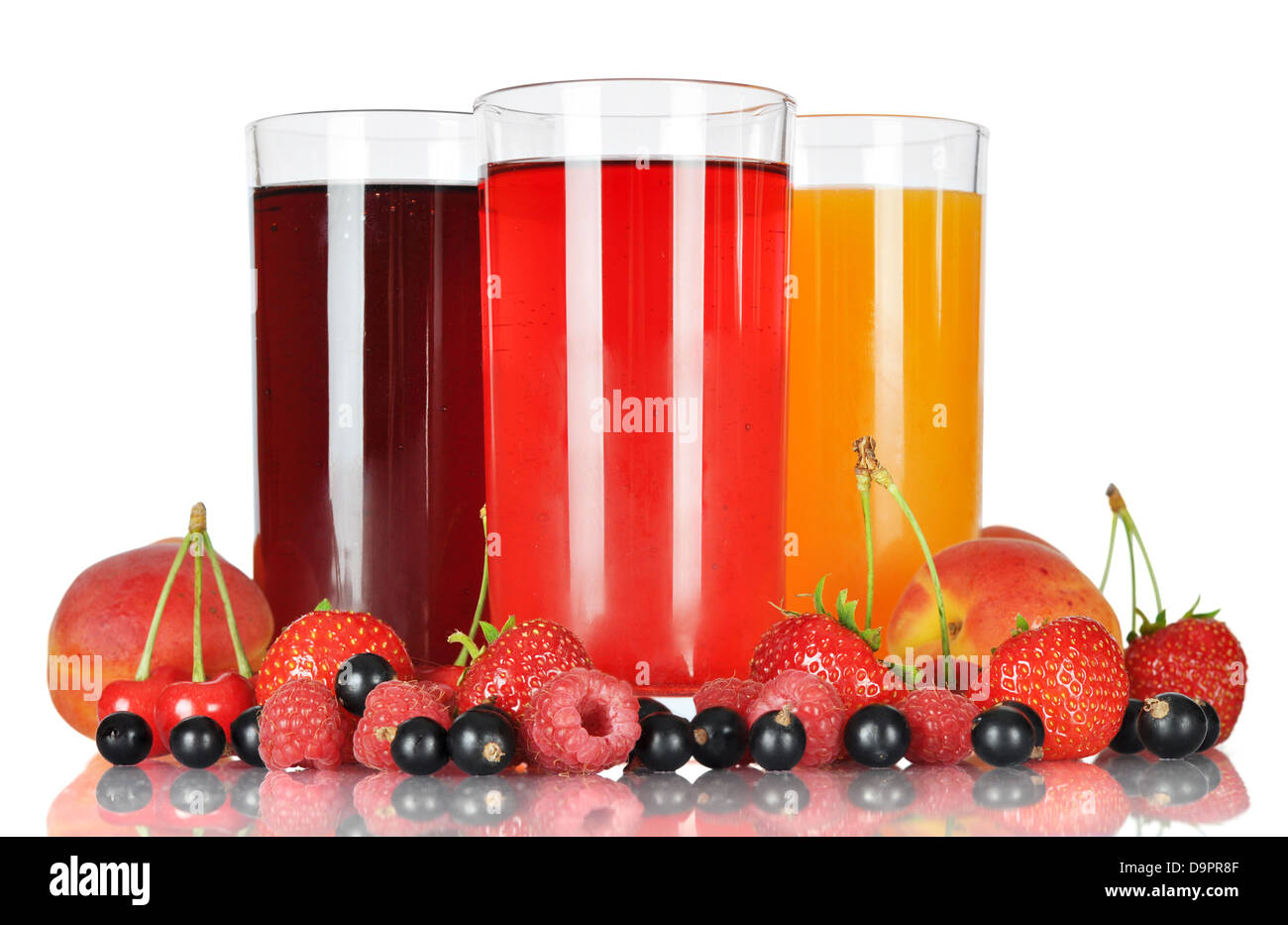 Succo di bacca in bicchieri con frutti di bosco freschi isolati su sfondo bianco Foto Stock