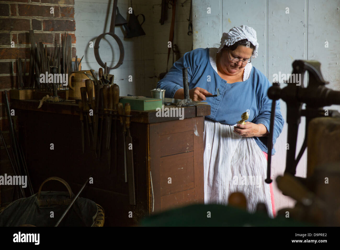 La donna nel negozio al Colonial Williamsburg, Virginia, Stati Uniti d'America Foto Stock