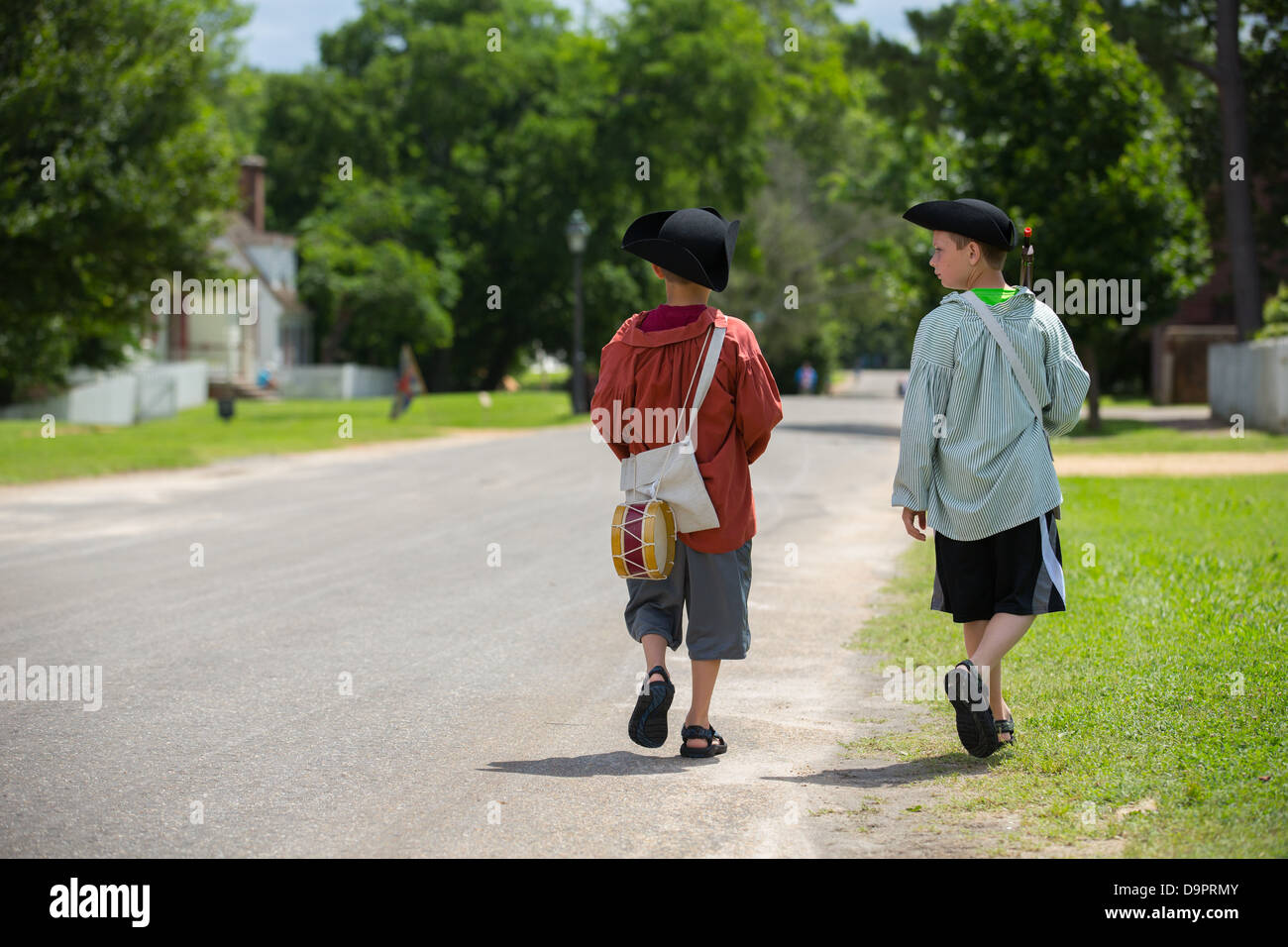 Due ragazzi a piedi a Williamsburg, Virginia, Stati Uniti d'America Foto Stock