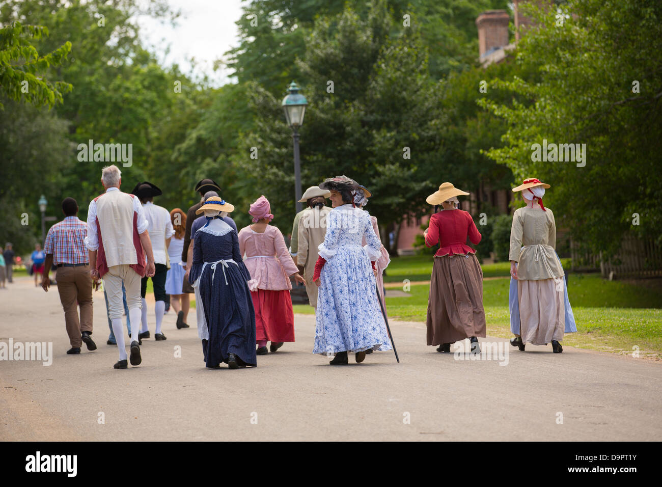 La gente in costume a piedi a Williamsburg, Virginia, Stati Uniti d'America Foto Stock