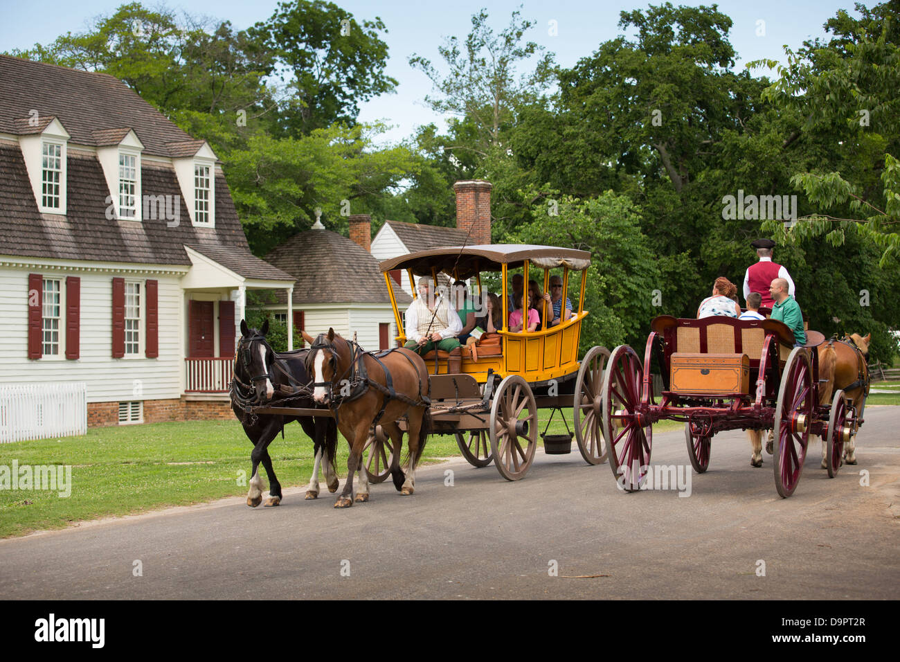 I carrelli passano sulla strada a Williamsburg, Virginia, Stati Uniti d'America Foto Stock