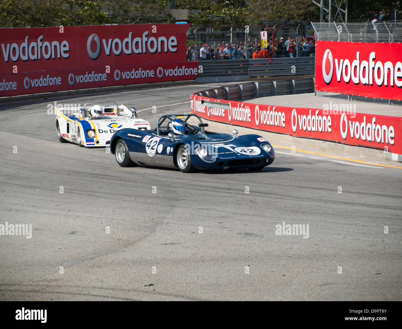 Oporto, Portogallo, 22 giugno 2013, il Circuito da Boavista - Historic Grand Prix 2013 - Classic Endurance Racing Proto 2 L & GT, Qualifiche 2, Nicolas Doquin / Laurent Fort, guidando la vettura numero 42, un blu Crossle 9 s dal 1966 (anteriore auto) e Claude Le Jean, alla guida di auto 26, un bianco Chevron B 36 BMW dal 1976 (dietro) Foto Stock