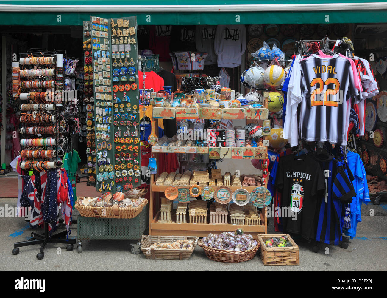 Vendita di souvenir presso il sito archeologico di Paestum, Campania, Italia Foto Stock