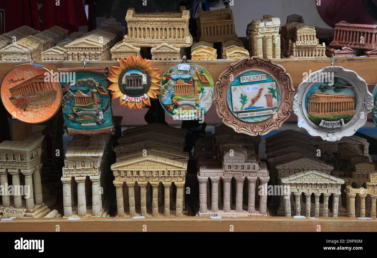 Vendita di souvenir presso il sito archeologico di Paestum, Campania, Italia Foto Stock