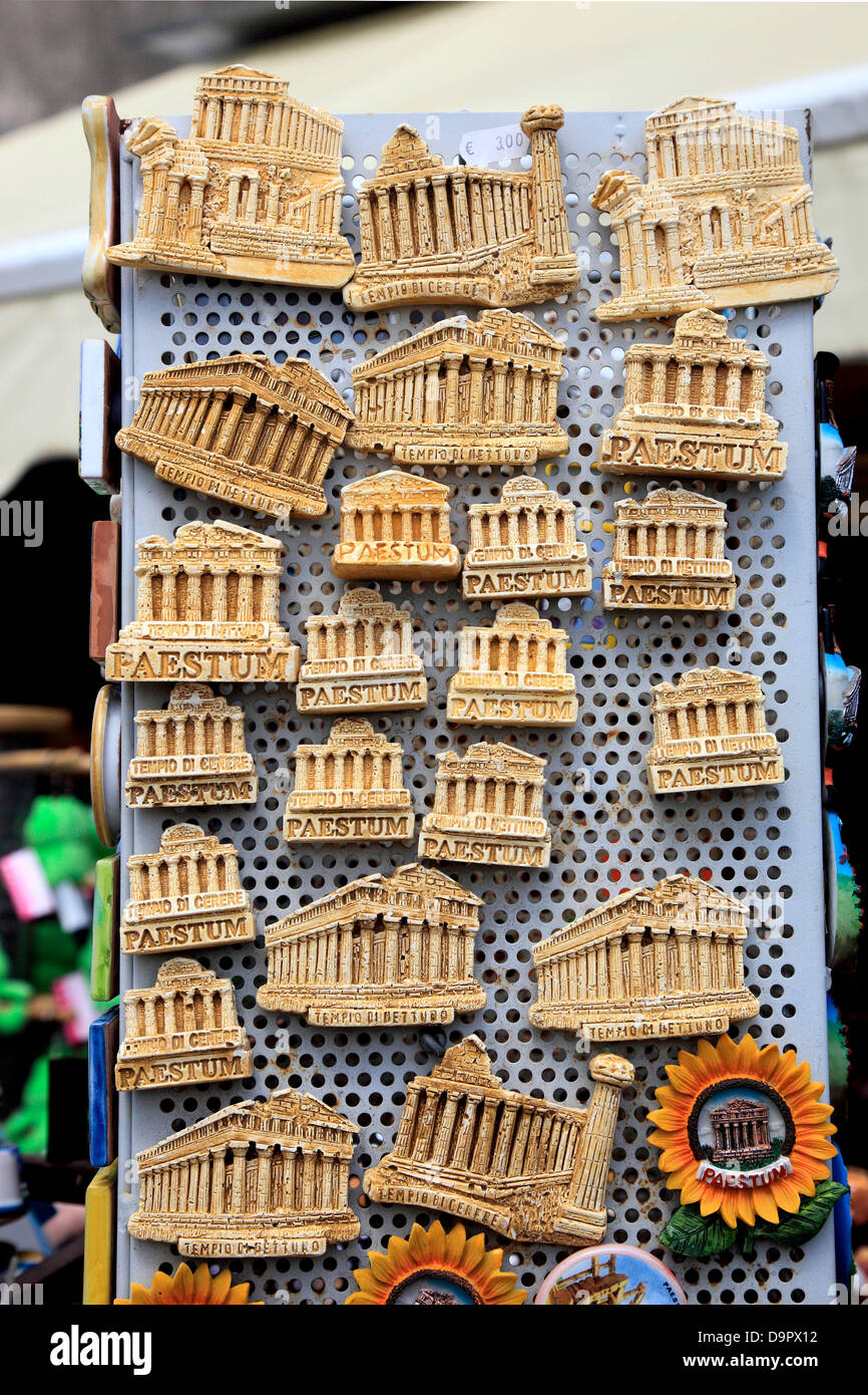 Vendita di souvenir presso il sito archeologico di Paestum, Campania, Italia Foto Stock