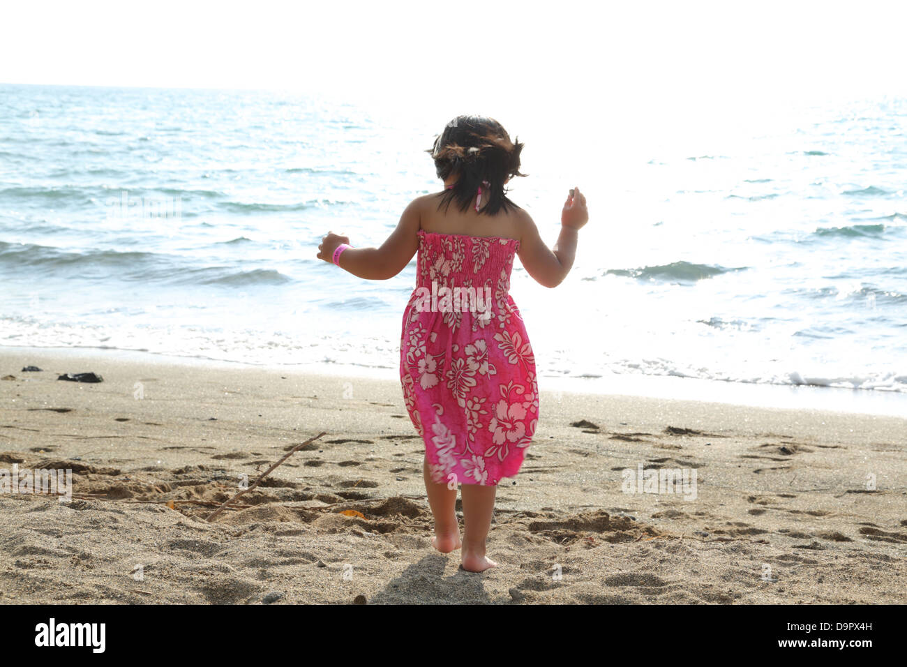 Giovane ragazza a Beach, Hawaii, STATI UNITI D'AMERICA Foto Stock