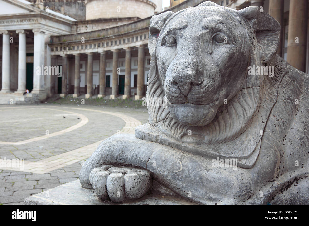 Il grinning lion presso la Basilica di San Francesco di Paola in Piazza del Plebiscito a Napoli, campania, Italy Foto Stock