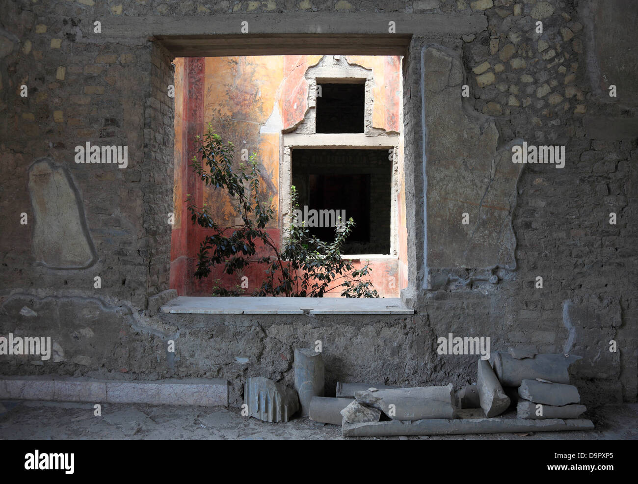 Villa di Poppea, vista attraverso la finestra sui resti di affreschi di gioielli. Città storica Oplontis, Torre Annunziata, Campania, Foto Stock