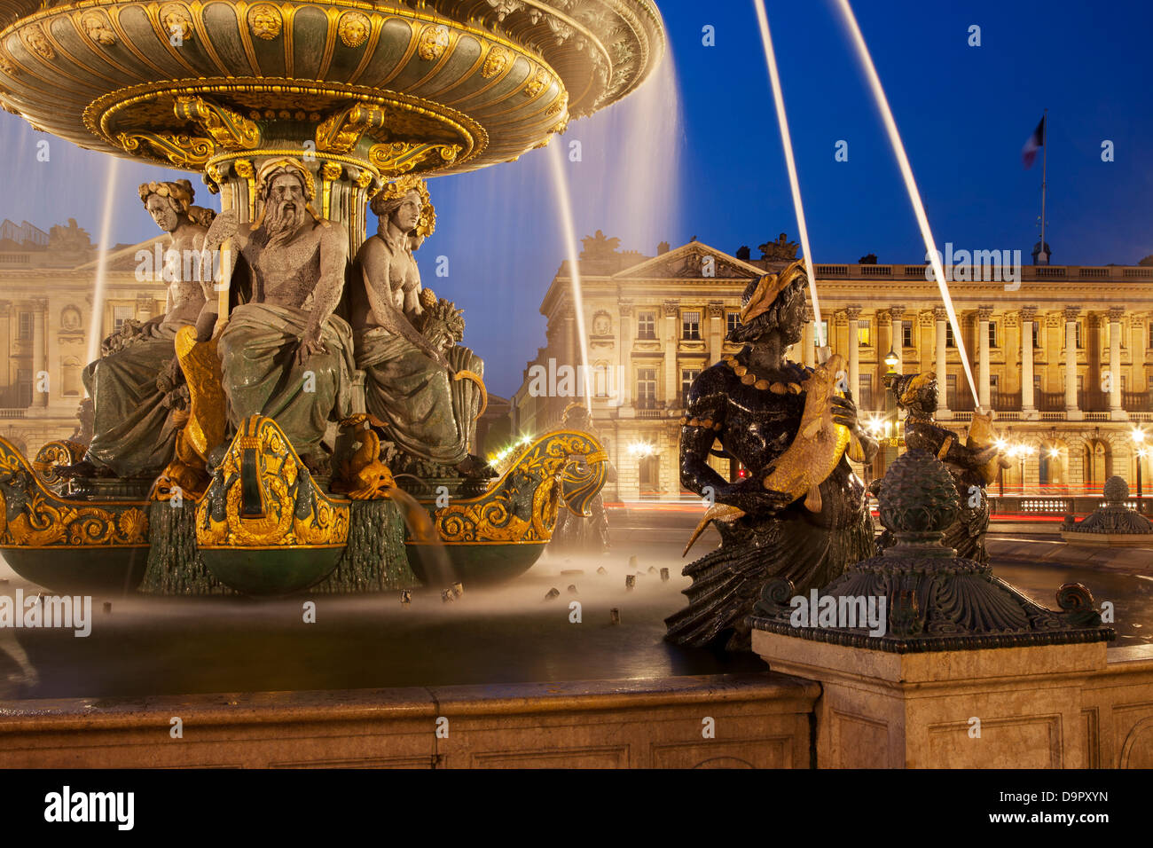 Twilight a Fontaine des Fleuves - La Fontana dei Fiumi a Place de la Concorde, Paris Francia Foto Stock