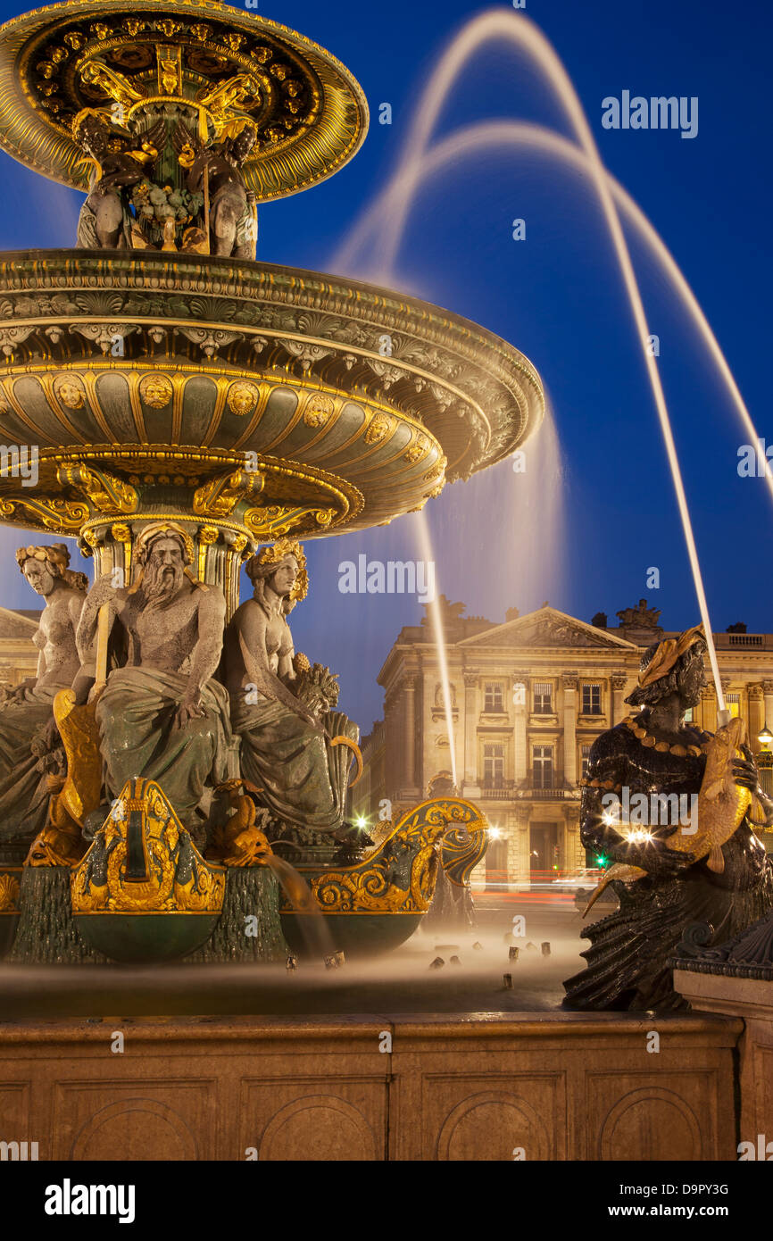 Twilight a Fontaine des Fleuves - La Fontana dei Fiumi a Place de la Concorde, Paris Francia Foto Stock