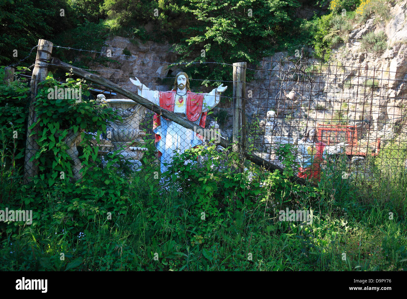 Santi sulla strada, dietro una recinzione, sulla penisola di Sorrento, campania, Italia Foto Stock