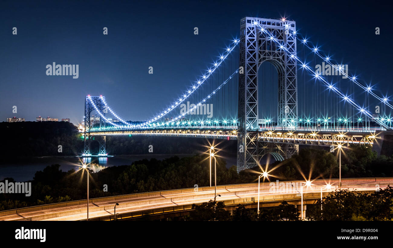 George Washington Bridge by night visto dal lato di Manhattan Foto Stock