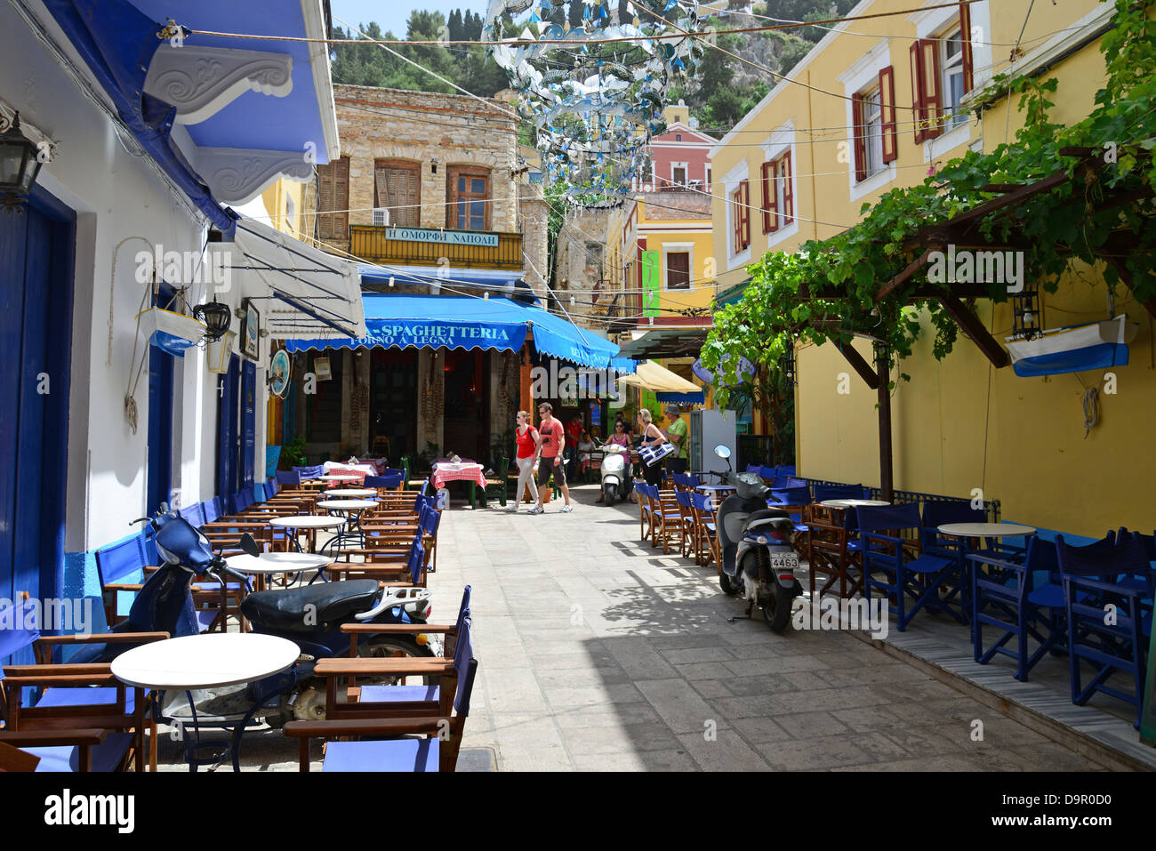Scena di strada, Symi (SIMI), Rodi (Rodi) Regione, del Dodecaneso, Egeo Meridionale Regione, Grecia Foto Stock